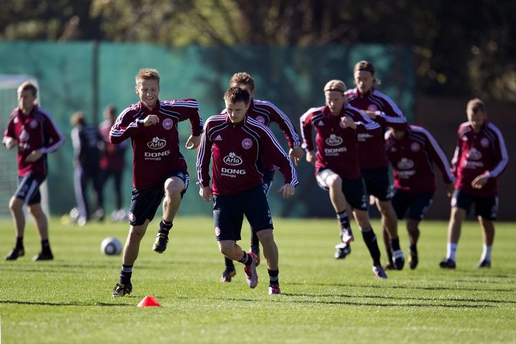 træning. Når de danske fodboldspillere løber påp banen under VM i Sydafrika risikerer fodboldfeberen at forplante sig til fodboldvold hos mænd, der i forvejen har svært ved at kontrollere sig selv, viser tal fra England. Billedet her er fra landsholdets morgentræning 