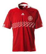 Og det var danmark. Folkeudgaven af den danske VM-trøje fra Adidas er i 100 procent polyester. 