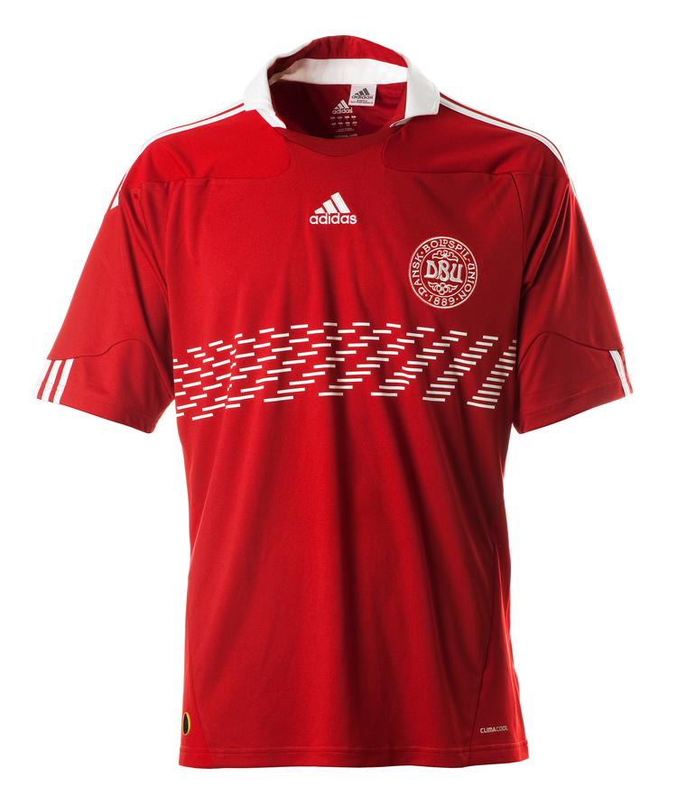Og det var danmark. Folkeudgaven af den danske VM-trøje fra Adidas er i 100 procent polyester. 