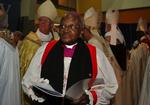 ærkebiskop. Desmond Tutu i aktion som ærkebiskop. Tutu har været en af de største personligehder i kampen for forsoning mellem de forskellige befolkningsgrupper i Sydafrika efter apartheids fald. Arkivfoto. 