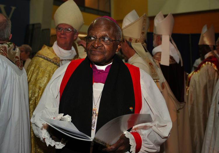 ærkebiskop. Desmond Tutu i aktion som ærkebiskop. Tutu har været en af de største personligehder i kampen for forsoning mellem de forskellige befolkningsgrupper i Sydafrika efter apartheids fald. Arkivfoto. 