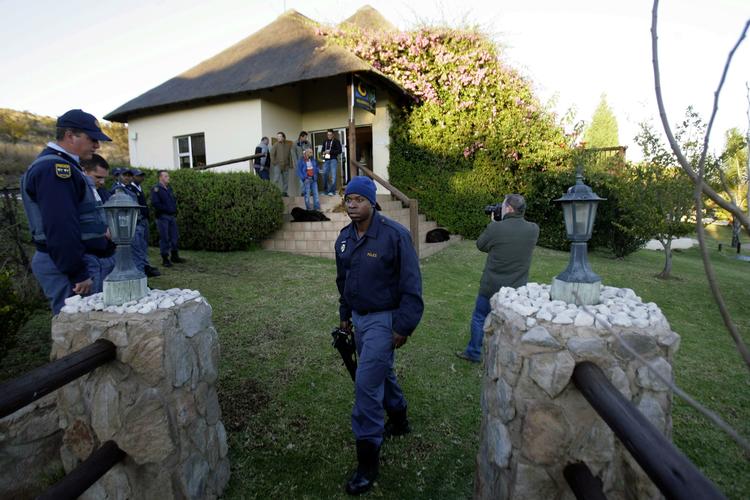 Røveri. Spanske og græske journalister blev udsat for væbnet røveri på deres hotel i Magaliesburg, 120 kilometer nord for Johannesburg. 
