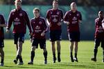 SOLSKIN. Efter onsdagens regnvejrsoplevelse skinnede solen på Søren Larsen, Christian Eriksen, Daniel Agger og Thomas Kahlenberg under dagens stilfærdige træning i Knysna. 