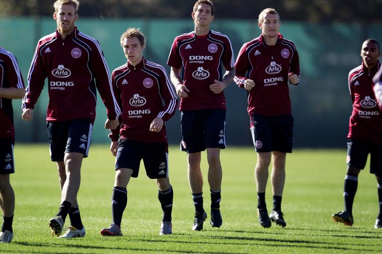 SOLSKIN. Efter onsdagens regnvejrsoplevelse skinnede solen på Søren Larsen, Christian Eriksen, Daniel Agger og Thomas Kahlenberg under dagens stilfærdige træning i Knysna. 