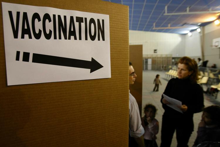 Pandemi. På WHO's opfordring strømmede folk i hele verden - som her i Paris - til for at blive vaccineret for influenza A H1N1. Kritikere mener, at WHO overdrev faren ved influenzaen, men det afviser WHO. 