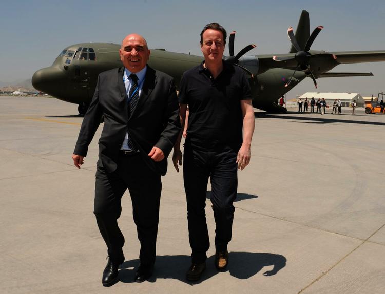 Besøg. Storbritanniens premierminister, David Cameron (th) da han ankom til Kabul. 