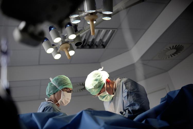 Behandlingsgaranti. Rygpatienter har ret til en operation inden for en måned. Men den korte ventetid fører til overflødige operationer, mener Mads Koch Hansen, formand for Lægeforeningen. 