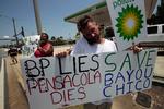 PROTEST. Vrede amerikanere demonstrerer foran BP-station i Florida. 