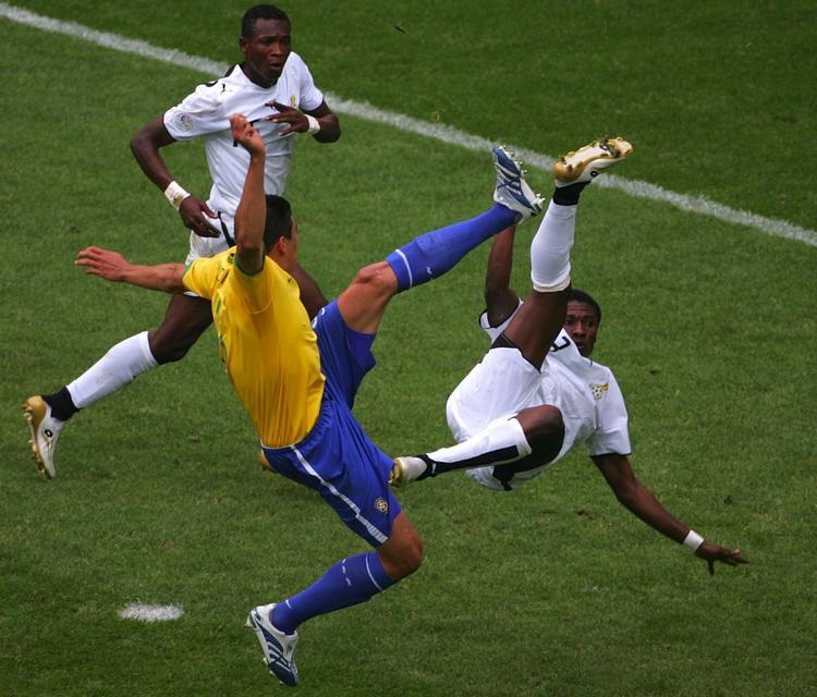 ballet. En af Brasliens veteraner, 32-årige Lucio (tv), kæmper ved VM i 2006 om bolden med en repræsentant for VM's yngste hold Ghana, 25-årige Asamoah Gyan. Arkivfoto. 