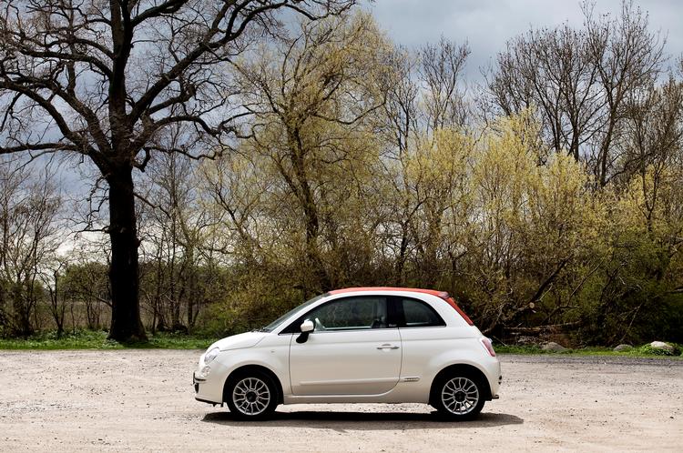 Lilleput. Rummeligheden overrasker i den lille Fiat 500C, som har plads til fire og et par weekendtasker. 