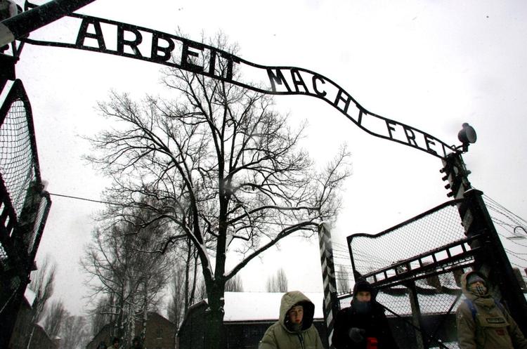 Kulturarv. 'Arbeit macht frei' hang over indgangen til den berygtede koncentrationslejr Auschwitz, hvor 1,1 million mennesker - fortrinsvis jøder - blev dræbt af nazisterne under Anden Verdenskrig. 