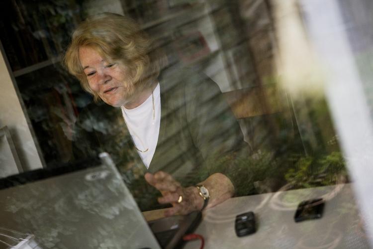 Kan du bruge internettet er det enkelt og billigt at komme i kontakt med venner og familie i udlandet.  Nogle spiller skak med børnebørnene over computeren. Jette Sørensen bruger telefonprogrammet Skype og til at holde kontakt med venner over hele verden. 