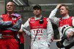 Bekymring. Tom Kristensen (i midten) og Audi-teamet følger tidskørslen. 