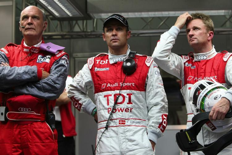 Bekymring. Tom Kristensen (i midten) og Audi-teamet følger tidskørslen. 