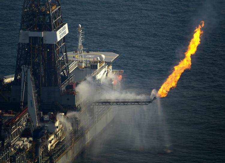 Opsamling. Boreskibet Discovery Enterprise brænder gas af under arbejdet med at opsamle olie fra udslippet i Den Mexicanske Golf. 