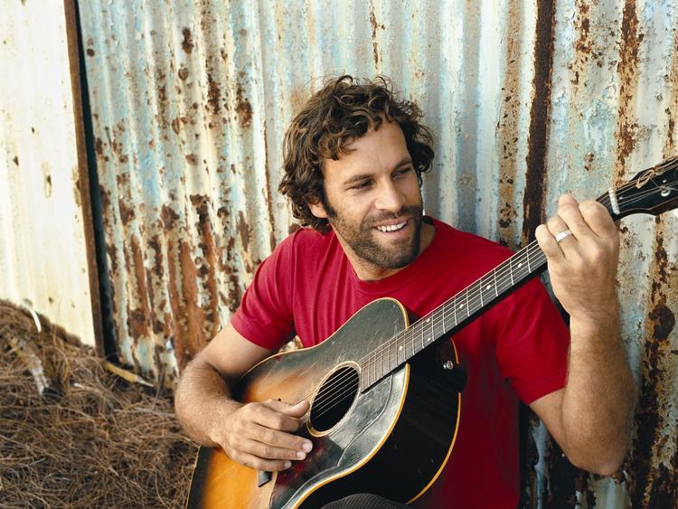 Erkendelse. Jack Johnson har dedikeret sit nye album til sin afdøde far. Det har gjort popsangeren fra det glade surferparadis en lille smule mere dyster, hvilket klæder ham.  PR-foto 