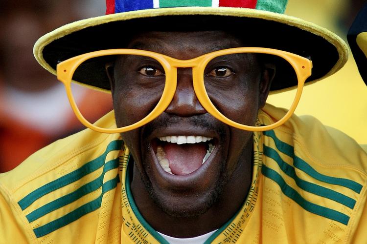 Fan. En hel nation står stille. Skolebørnene i Sydafrika har bl.a.  fået flyttet deres lange ferie, så de har god tid til at følge VM. 