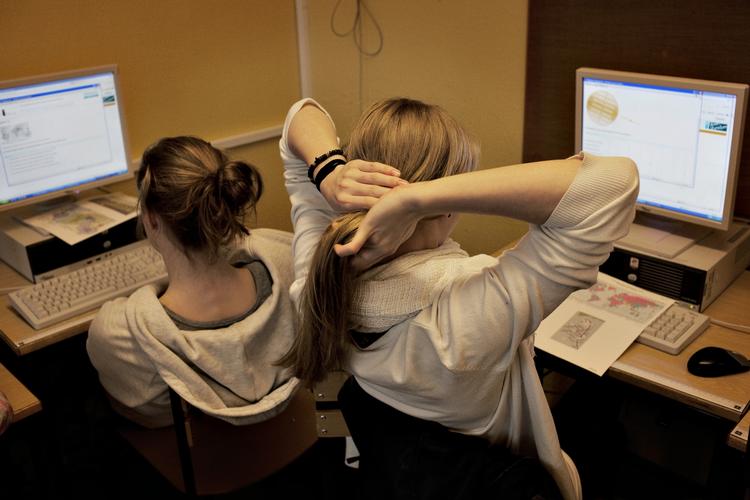 Skærmtid. Unge bruger mere og mere tid foran skærme. Og det kan bidrage til at give dem smerter. 