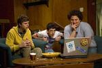 De er for kloge til at få noget på den dumme, men med teknisk snilde kan selv nørder lokke de lækre piger med hjem. Det er en arketypisk filmscene, som Michael Cera, Christopher Mintz-Plasse og Jonah Hill her genopliver i 'Superbad' fra 2007. Foto fra film 