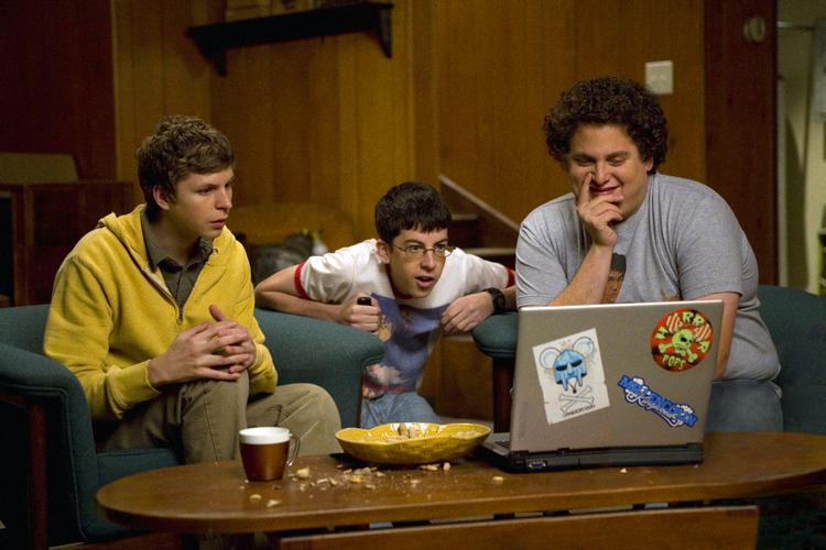 De er for kloge til at få noget på den dumme, men med teknisk snilde kan selv nørder lokke de lækre piger med hjem. Det er en arketypisk filmscene, som Michael Cera, Christopher Mintz-Plasse og Jonah Hill her genopliver i 'Superbad' fra 2007. Foto fra film 