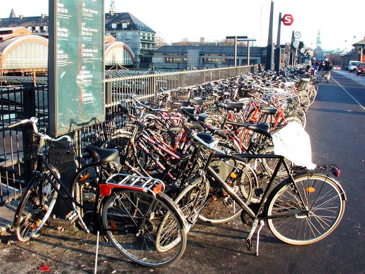 Det er ulovligt at låse sin cykel fast til skilte og bænke. Københavns Kommune arbejder på at skabe bedre parkeringsforhold for byens cyklister. 