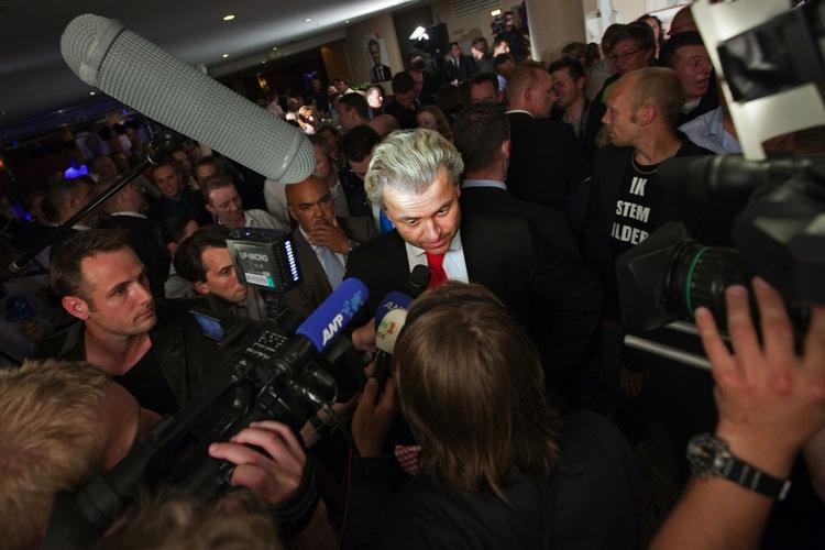 EU-optagelse. Geert Wilders er ikke kun kongemager i forhold til få sammensat en ny hollandsk regering. Islands optagelse i EU risikerer nu også at blive udskudt, fordi ingen ved, hvad en ny hollansk regering vil mene. 