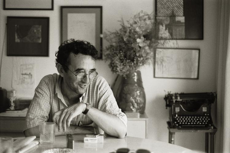FRYGTLØS. Seks uger før sin død blev Roberto Bolaño hyldet som sin generations vigtigste forfatter. Her ved skrivebordet i sit spanske hjem, sommeren 1998. Foto: Anna Oswaldo Cruz 