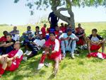 Fremtidens stjerner. Cape United Soccer School of Excellence i Cape Town holder pause i skyggen. 