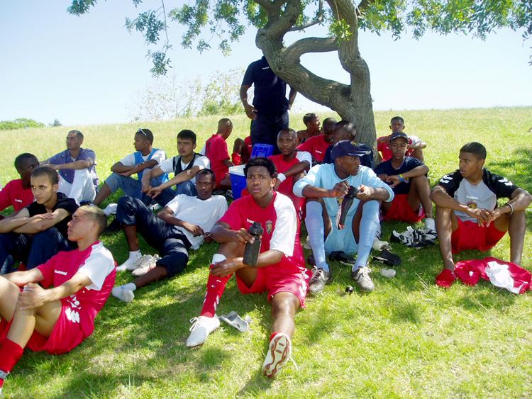 Fremtidens stjerner. Cape United Soccer School of Excellence i Cape Town holder pause i skyggen. 