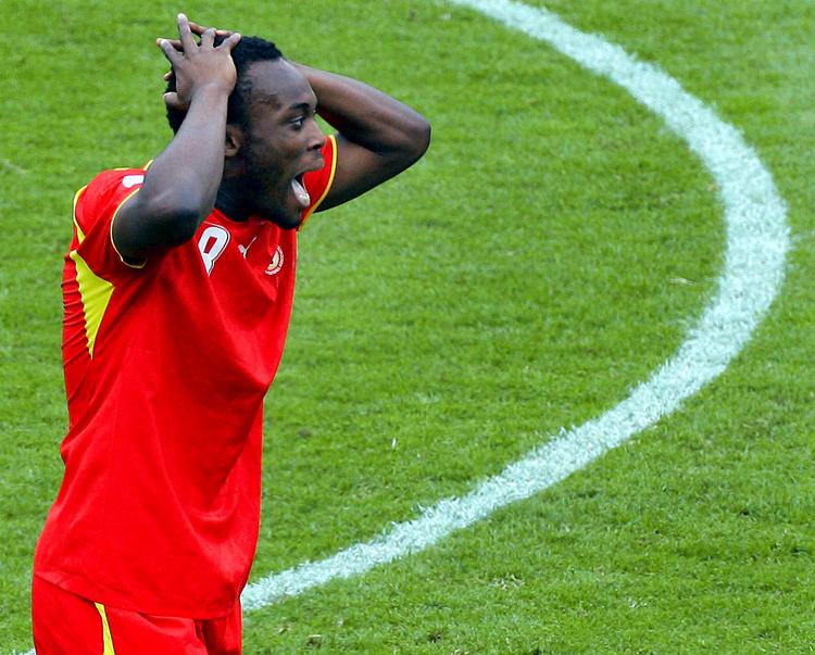 Farvestrålende. Ghanesiske Michael Essien, der til daglig spiller for de  engelske mestre Chelsea, er en af verdens bedste defensive midtbanespillere. Arkivfoto. 