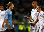 Stjernemøde. Diego Forlan (til venstre) har mest grund til at være tilfreds med 0-0-kampen mod Thierry Henry og Franck Ribery. 