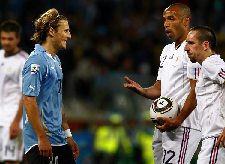 Stjernemøde. Diego Forlan (til venstre) har mest grund til at være tilfreds med 0-0-kampen mod Thierry Henry og Franck Ribery. 