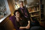 FAMILIELIV. Studier viser,at lesbiske mødre opdrager deres børn med mindre strikse metoder end heteroseksuelle mænd. Det kan forklare, hvorfor børn af lesbiske klarer sig bedre. Her er det Pia Hansen og Bettina Frank fotograferet i 2009, da de ventede barn. 