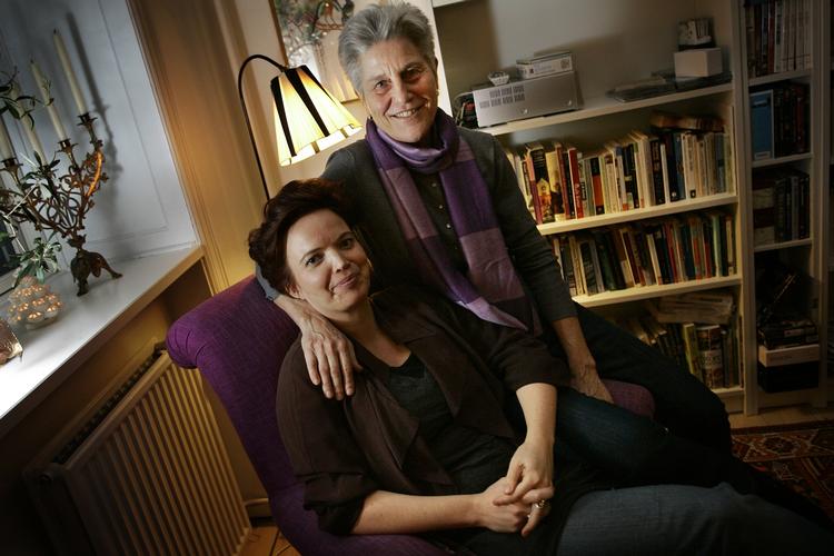 FAMILIELIV. Studier viser,at lesbiske mødre opdrager deres børn med mindre strikse metoder end heteroseksuelle mænd. Det kan forklare, hvorfor børn af lesbiske klarer sig bedre. Her er det Pia Hansen og Bettina Frank fotograferet i 2009, da de ventede barn. 