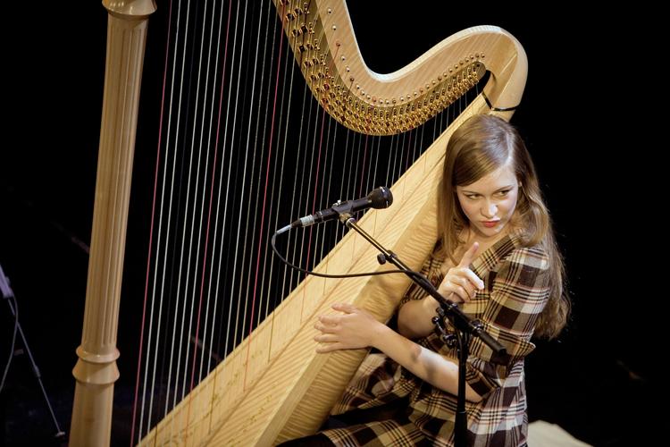 Populær. Musikeren Joanna Newsom regnede aldrig med at få succes som musiker. Det var hun for sær til, mente hun. Alligevel er hun blevet populær i store dele af verden, også i Danmark, hvor hun blandt andet har spillet på Roskilde Festival, i Store Vega (billede) og DR's Koncertsal. Arkivfoto: Thomas Sjørup. 