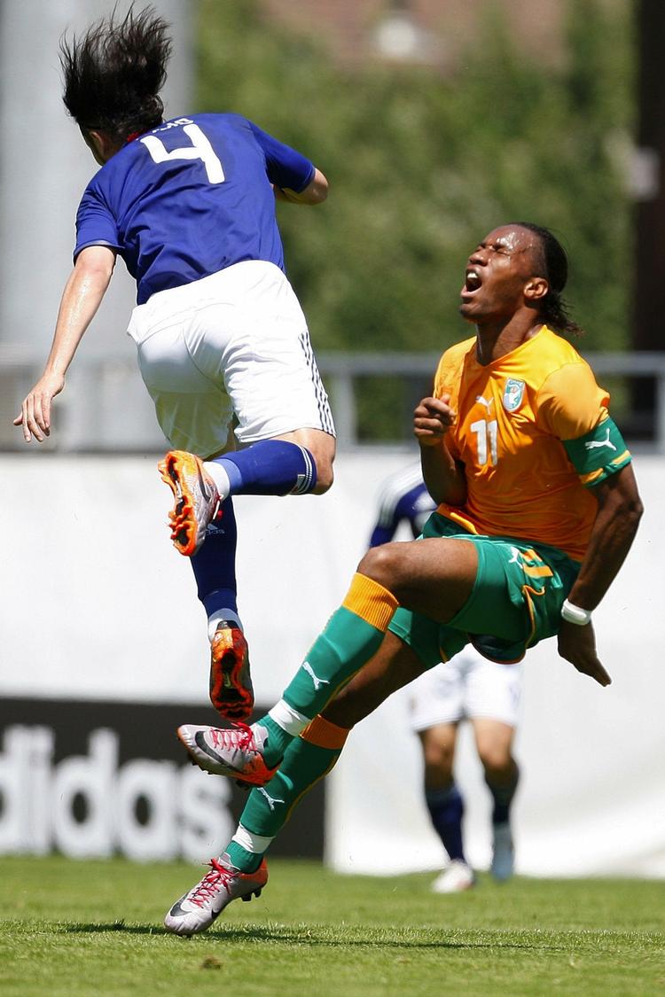 Av. For en uge siden brækkede Tanaka armen på Didier Drogba. Arkivfoto. 