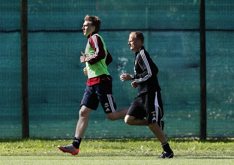 SPECIALTRÆNING. Jens Bangsbo (th) har i hele optaktsfasen forsøgt at få Nicklas Bendtner fit for fight. 
