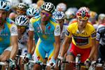 KLÆBRIG. Alberto Contador prøvede, men kunne ikke ryste Janez Brajkovic i den gule førertrøje af sig. 