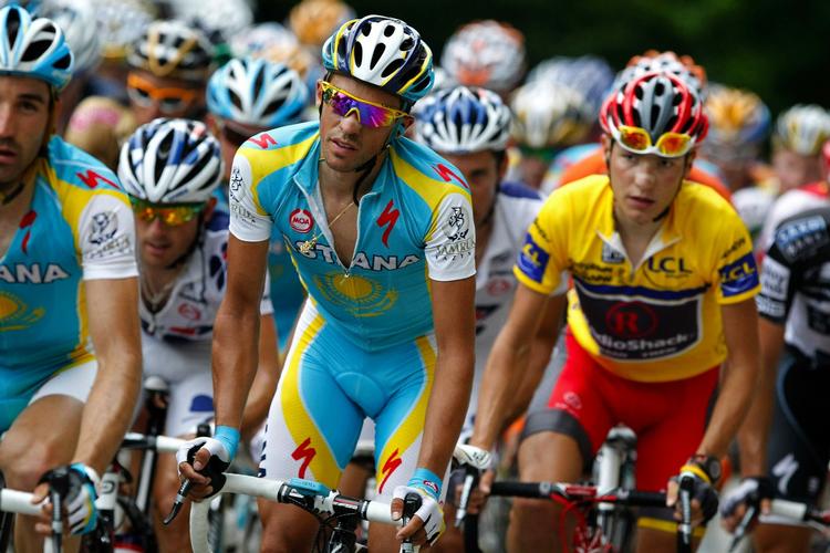 KLÆBRIG. Alberto Contador prøvede, men kunne ikke ryste Janez Brajkovic i den gule førertrøje af sig. 