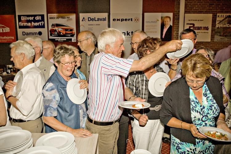 Kulturforbrug. Der opstår kaotiske scener, da buffeten i Restaurant Revyen erklæres for åben. Af ukendte årsger vælger alle at hente mad på samme tid. 