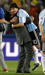 KÆRLIGHED. Diego Maradona var efter kampen mod Nigeria ovenud tilfreds med sin arvetager Lionel Messi. 