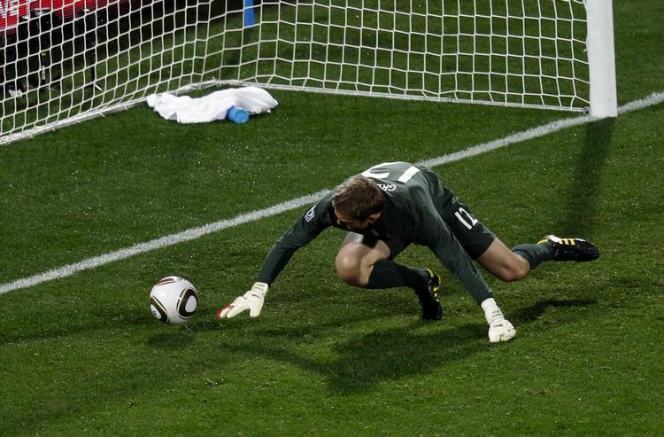 UPS- Et farligt skud havnede i det engelske mål, da Robert Green fumlede bolden over stregen. 