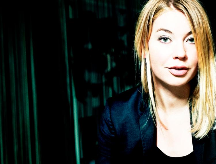 kedeligt. Forfatteren og feministen Karolina Ramqvist bruger siderne i sin nye gangsterbog på at skildre Karins neurotiske rengøring, hendes kokain(mis)brug og grundige toilette. 
