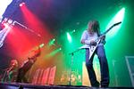 HELLO? Frontmanden i Megadeth,  Dave Mustaine, havde det så fedt, at han glemte at hilse på sit hårdt kæmpende  publikum i det håbløse vejr, der ramte første udgave af Copenhell. Sammen med - heldigvis - masser af god musik. Foto: Jens Dresling 