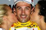 dobbelt-miss. Fabian Cancellara får sejrskys efter gårsdagens opvisning af to gange tidligere Miss Schweiz, Whitney Toyloy (th) og Christa Rigozzi. 