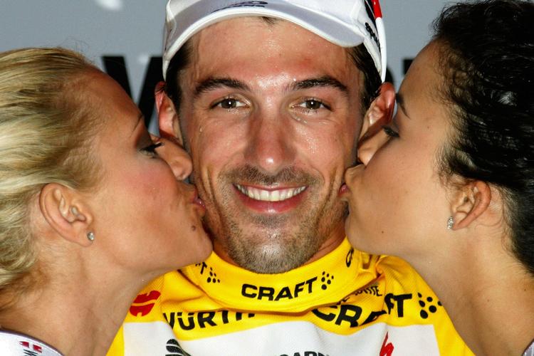 dobbelt-miss. Fabian Cancellara får sejrskys efter gårsdagens opvisning af to gange tidligere Miss Schweiz, Whitney Toyloy (th) og Christa Rigozzi. 