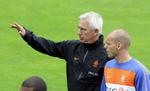 røgslør? Landstræner Bert van Marwijk med en af de vigtigste hollandske profiler, Wesley Sneijder, som Danmark nok ikke slipper for i åbningskampen mandag. Arkivfoto. 