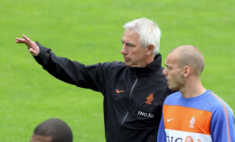 røgslør? Landstræner Bert van Marwijk med en af de vigtigste hollandske profiler, Wesley Sneijder, som Danmark nok ikke slipper for i åbningskampen mandag. Arkivfoto. 