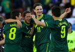 målmandsdrop. Sloveniens Robert Koren (tv) jubler sammen med holdkammeraterne efter 1-0-målet. 