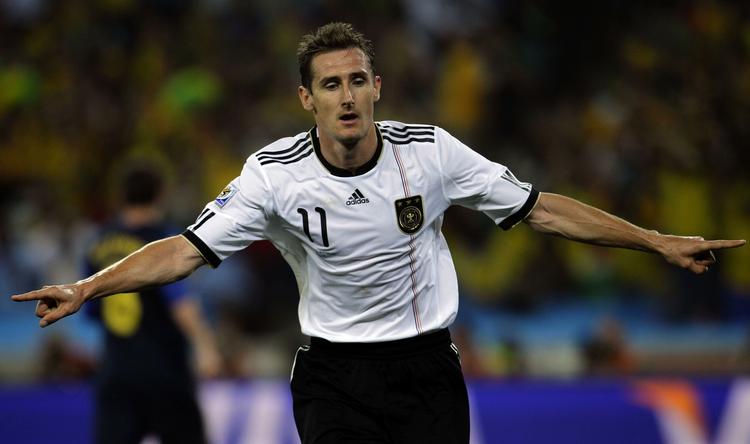 Jæger. Miroslav Klose er på jagt efter  Ronaldos VM-rekord på 15 mål. 
